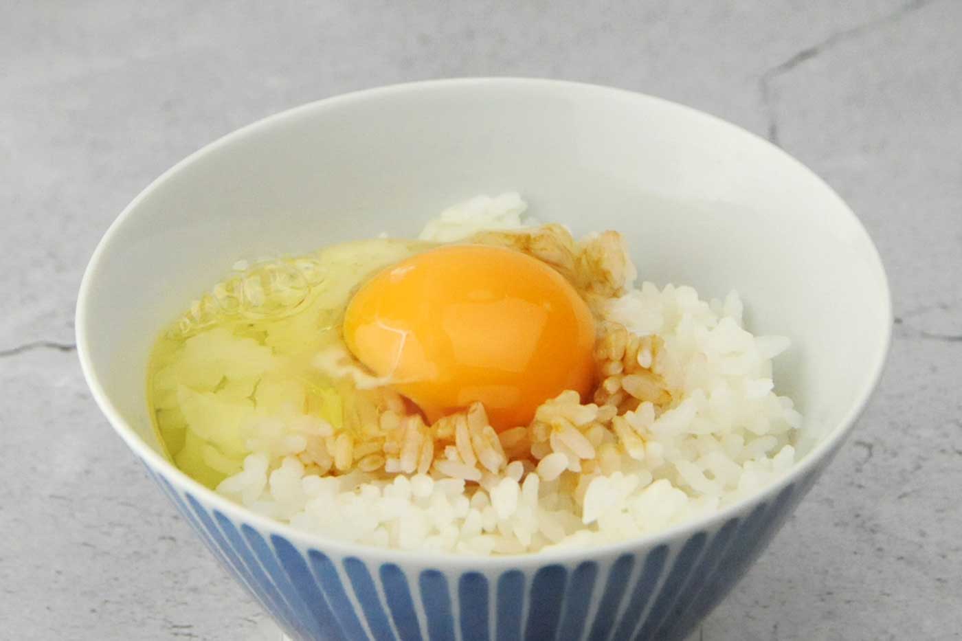 卵をのせる前に、醤油だけで一口食べてほしい